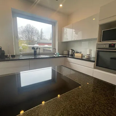 Schoen Wohnen ! Netflix Nespresso Kueche Parkplatz Garten Apartment *