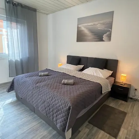 Schoen Wohnen ! Netflix Nespresso Kueche Parkplatz Garten Apartment