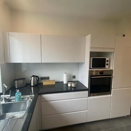 Schoen Wohnen ! Netflix Nespresso Kueche Parkplatz Garten Apartment