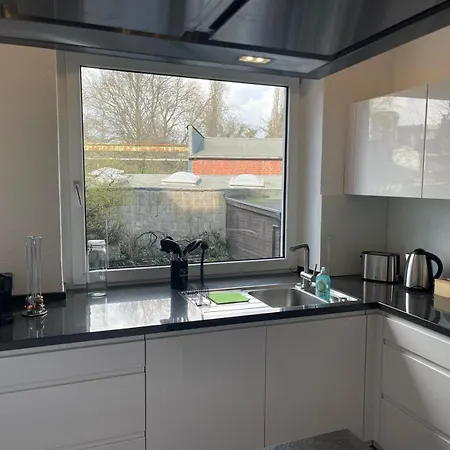 Schoen Wohnen ! Netflix Nespresso Kueche Parkplatz Garten *