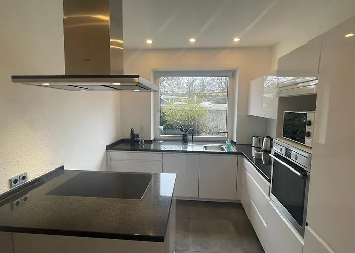 Schoen Wohnen ! Netflix Nespresso Kueche Parkplatz Garten 公寓